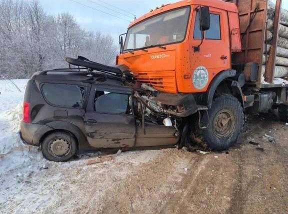 4 человека погибли в ДТП с лесовозом в Кировской области