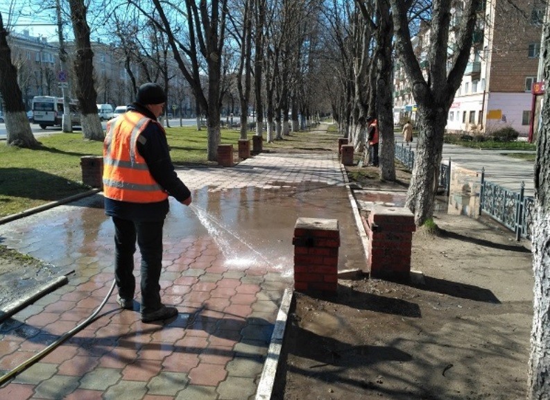 В Кирове будут мыть тротуары