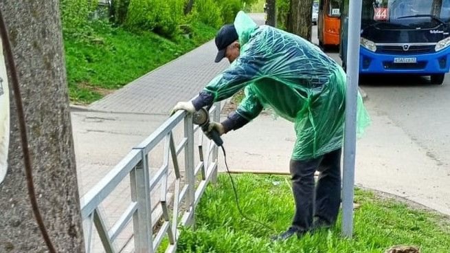В Кирове убирают серые заборы