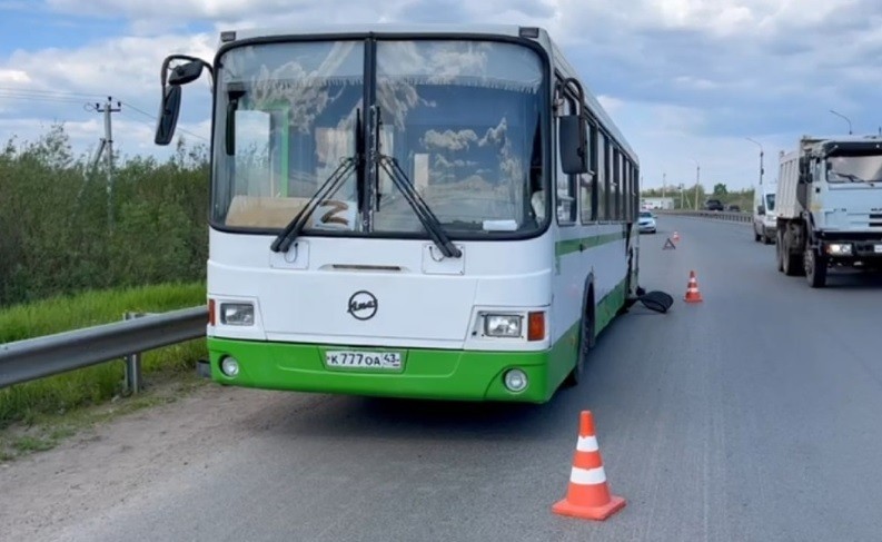 В Кирове у пассажирского автобуса во время движения разорвало колесо