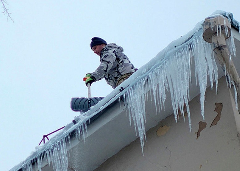 ГЖИ требует очистить от снега все крыши Кирова