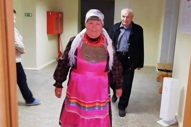 Избиратели в Кировской области приходят на участки в народных костюмах