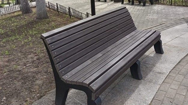 В Александровском саду установили новые скамейки и  урны