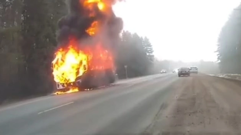 В Кирове дотла сгорел пассажирский автобус