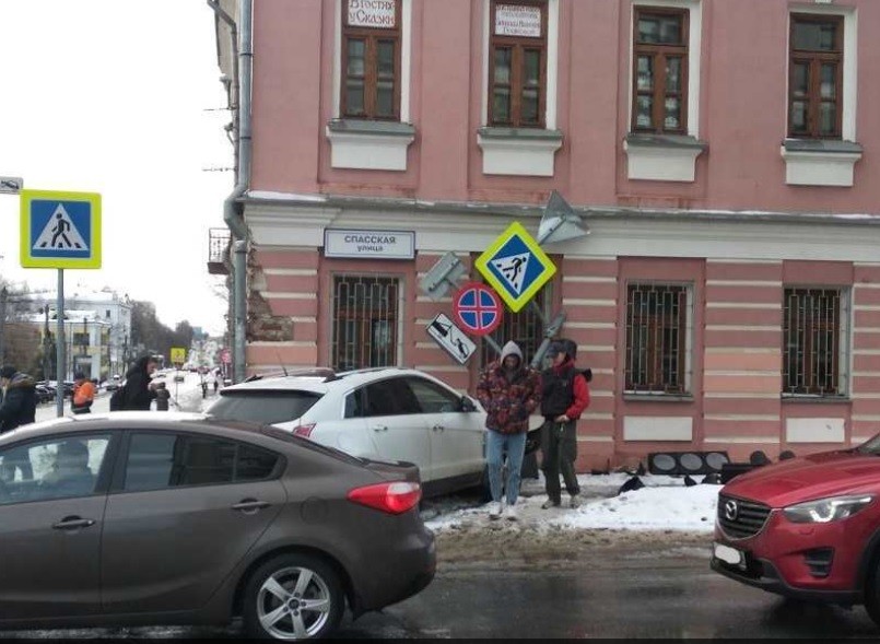 В центре Кирова иномарка снесла светофор и дорожные знаки