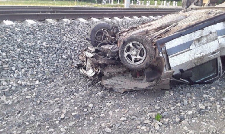 В Кировской области машина выехала на рельсы под надвигающийся поезд