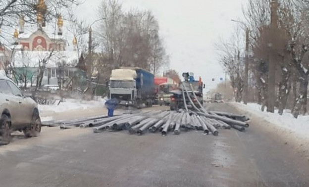 Луганскую заблокировали выпавшие из машины трубы