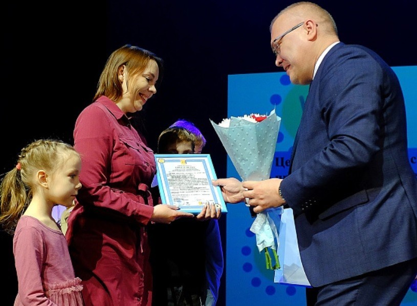 64 молодых семьи из Кировской области получили сертификаты на жилье