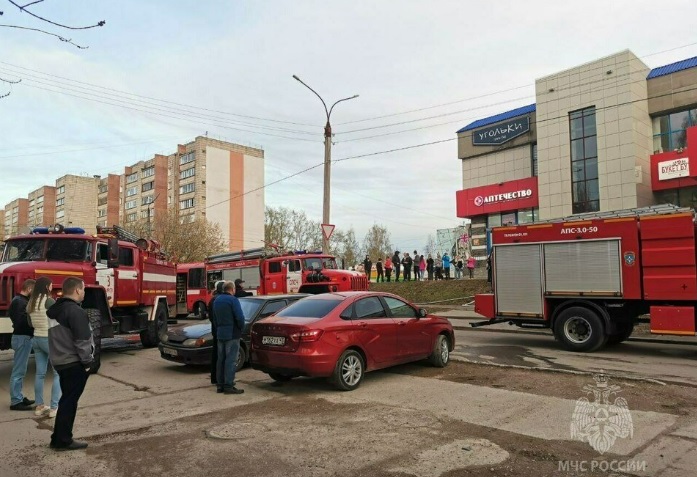 На улице Менделеева в Кирове загорелась столовая