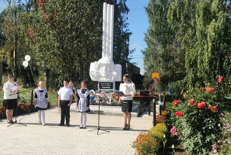 В деревне Кузнецы Орловского района открыли обновленный памятник героям войны