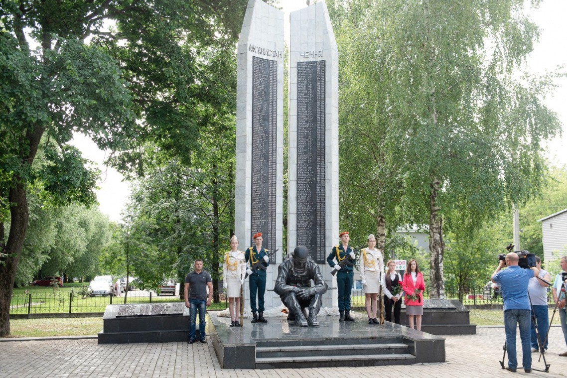Азимов и памятник 2.jpeg