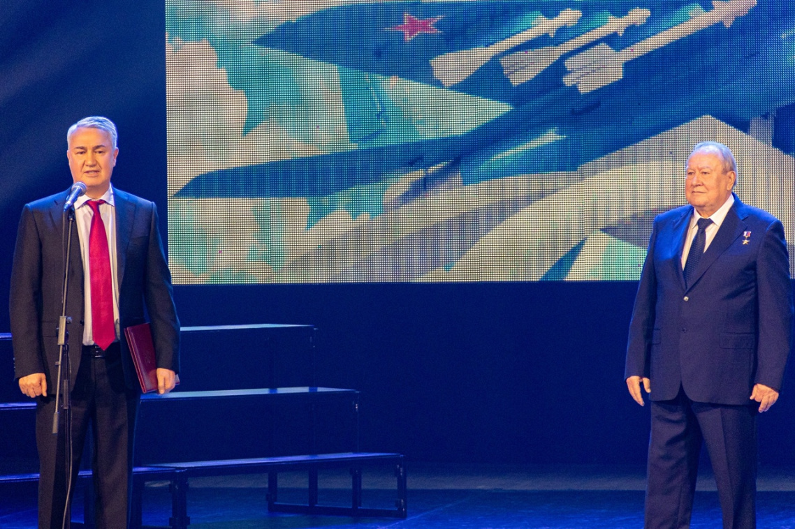 001 1 Азимов Лепсе.jpg