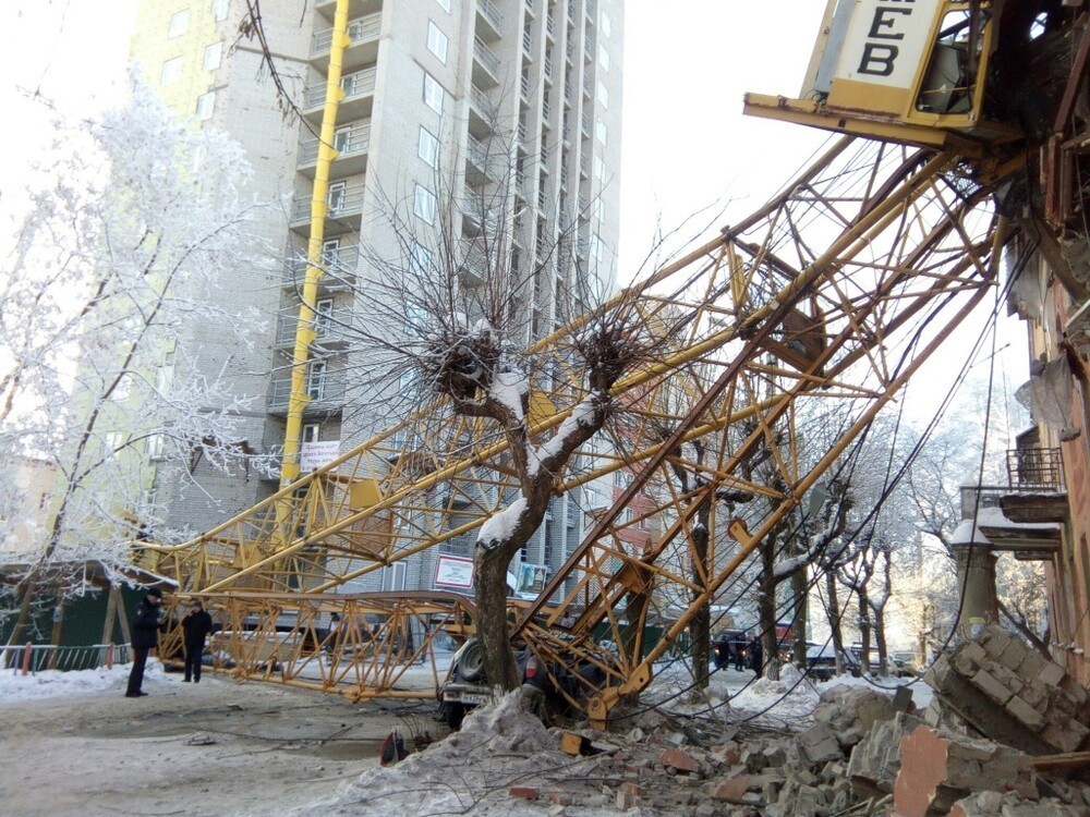 Упавший кран. Кран упал. Подъемный кран упал. Упавший башенный кран. Падение башенного крана.