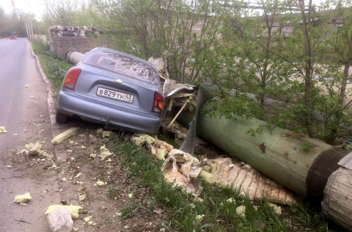 В Кирове автомобиль повредил трубопровод