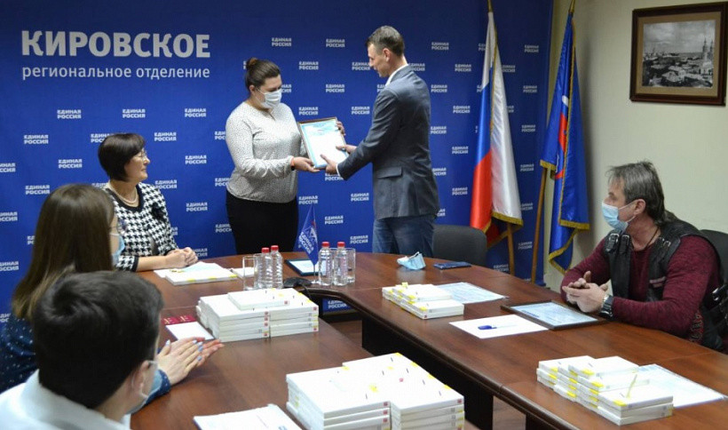 Добровольцам «Единой России» и некоммерческих организаций вручили пауэр-банки и топливные карты