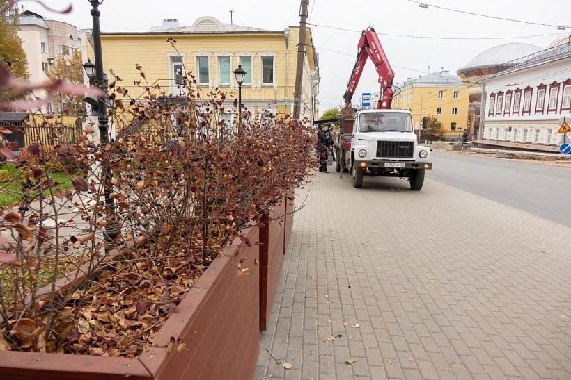 Контейнеры с растениями убирают с улиц Кирова