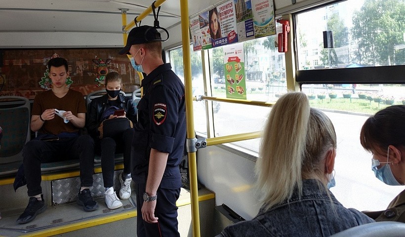 В Кирове чуть не побили водителя, отказавшегося везти пассажиров без масок