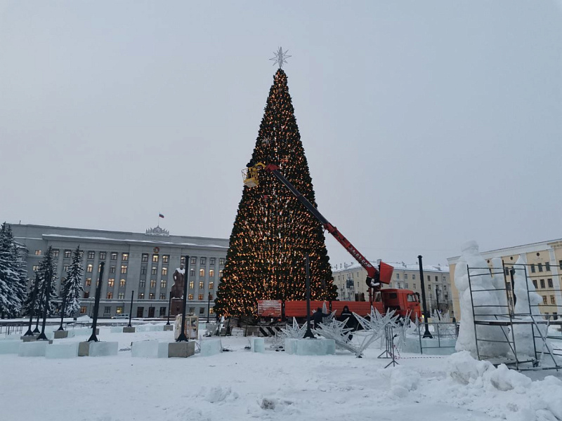 На Театральной площади собрали новогоднюю ель 
