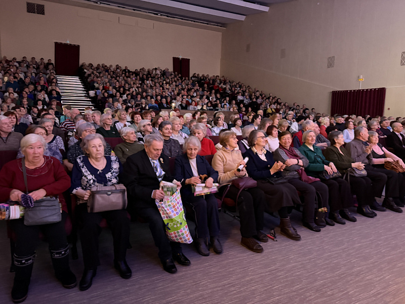 Олег Валенчук поздравил ветеранов Ленинского района с Международным женским днем