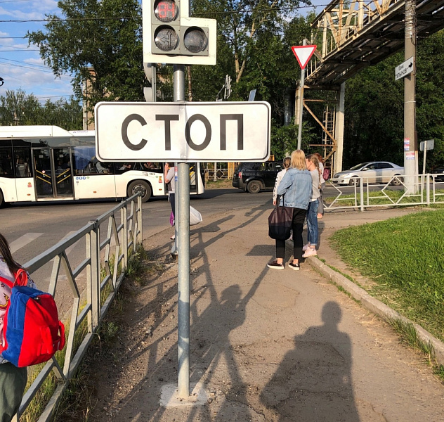 Пешеходы в Кирове жалуются на мешающие дорожные знаки
