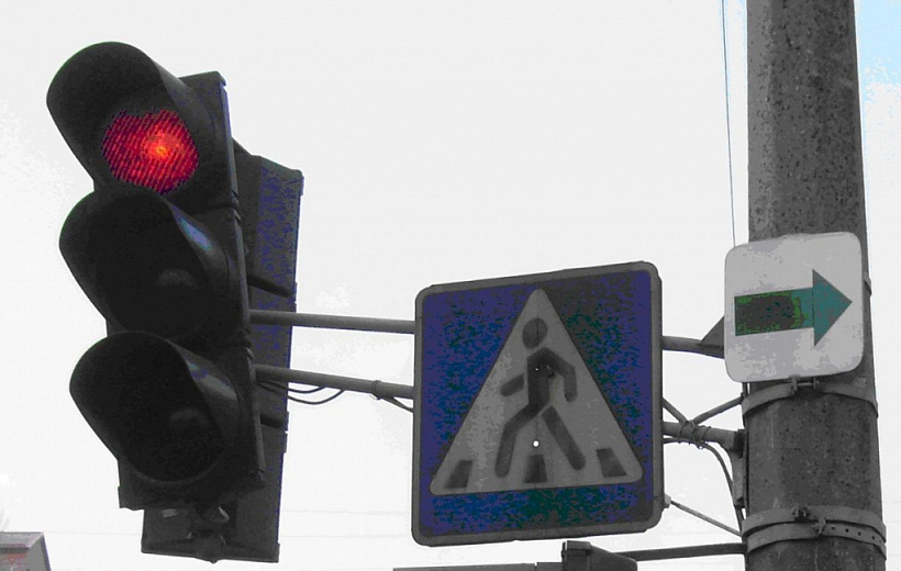Мигающие светофоры у школ как называются. В Санкт-Петербурге старинные светофоры. Слободской улица Грина светофоры. Машина и светофор мигающий авария.