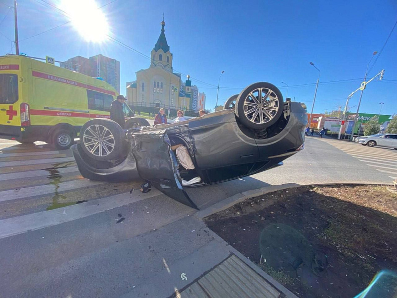 В Кирове произошло жесткое ДТП с перевернувшейся машиной