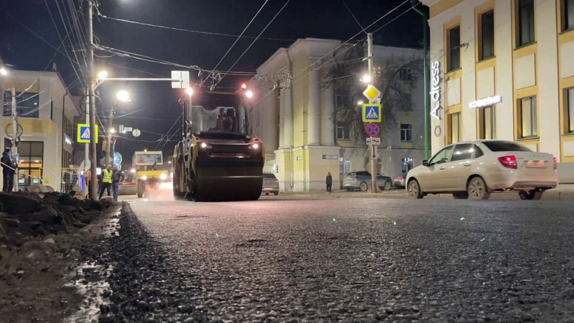 На улице Карла Маркса в Кирове начали укладывать асфальт