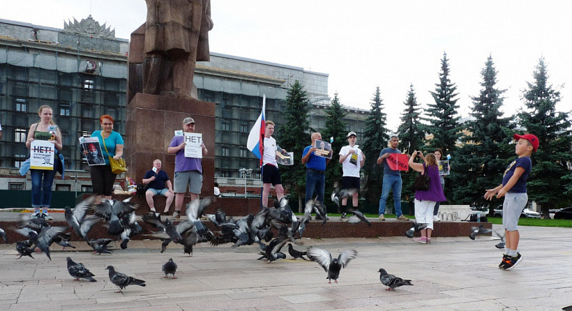 Кировчане вышли на Театральную площадь в поддержку жителей Хабаровска