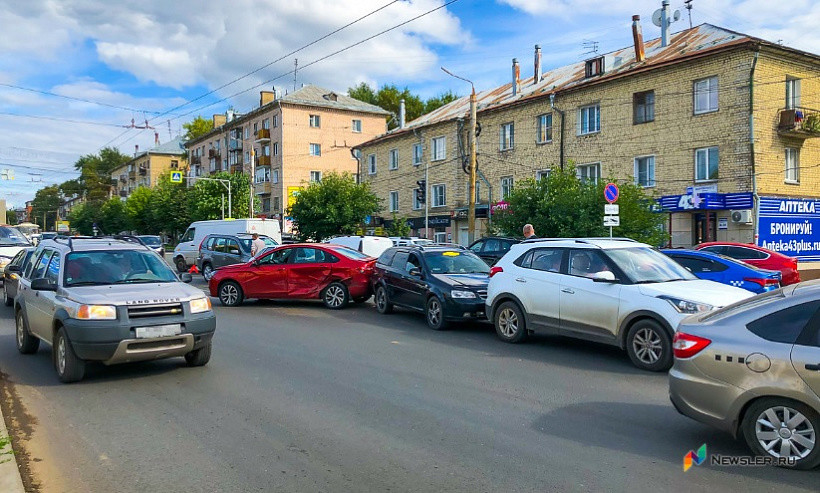 В центре Кирова столкнулись 6 автомобилей