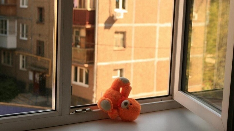 В Кирове из окна выпал 4-летний ребенок
