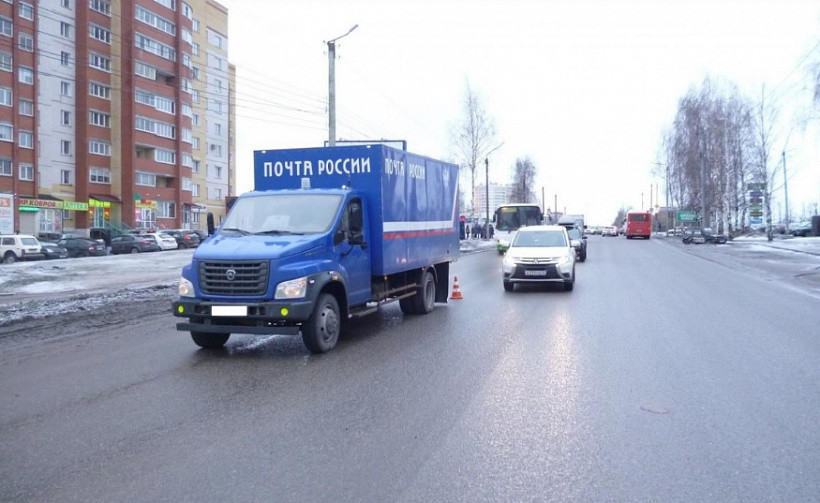 Отлетевшая от машины «Почты России» деталь покалечила двух пешеходов
