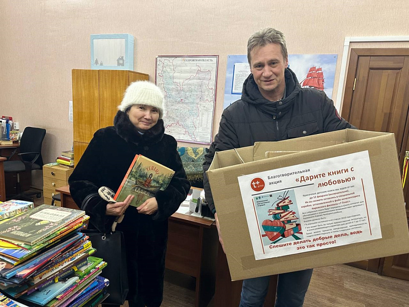 Энергетики подарили книжки школе-интернату в Бурмакино