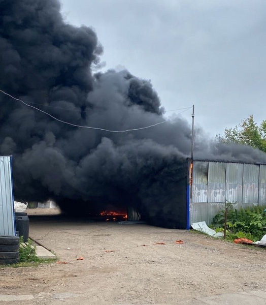 На улице Потребкооперации в Кирове произошел крупный пожар