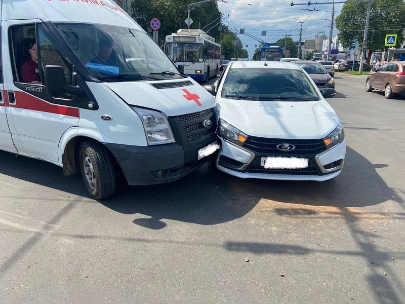 В центре Кирова произошло ДТП со скорой помощью