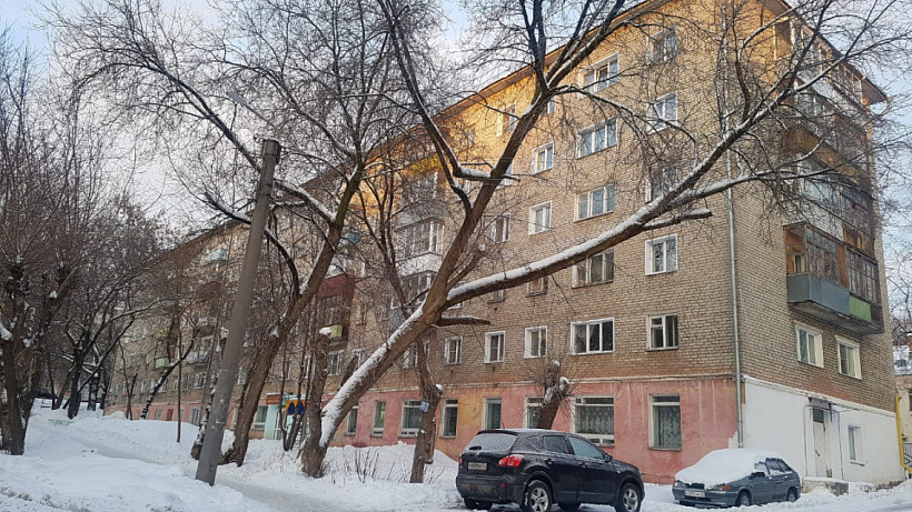 В Кирове снежная глыба с крыши упала на подростка