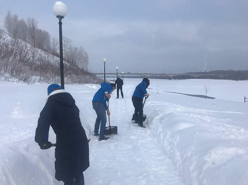 Депутаты вышли на расчистку набережной Грина от снега