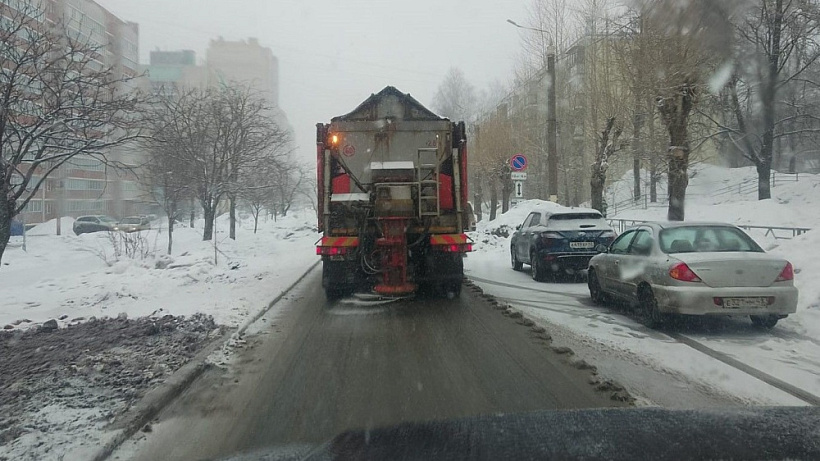 На Киров обрушилась непогода: дорожники проводят противогололедную обработку