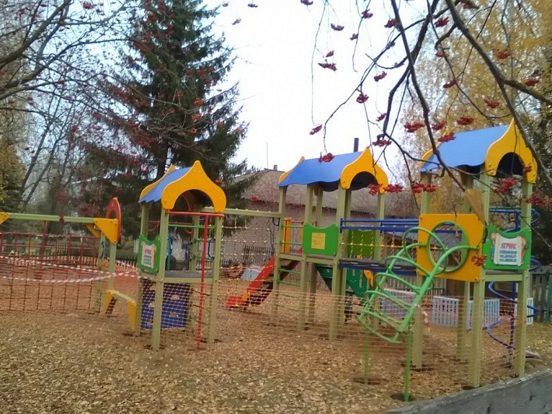 При содействии Рахима Азимова в деревне Цепели в Орловском районе оборудована детская площадка