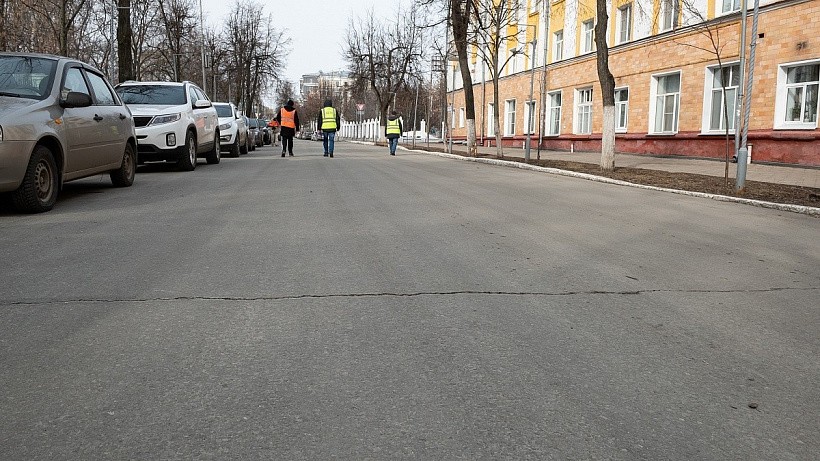 ГДМС по гарантии заделает трещины на улице Московской 