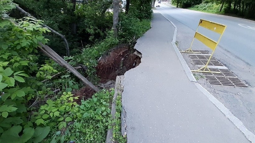 В центре Кирова обвалился тротуар