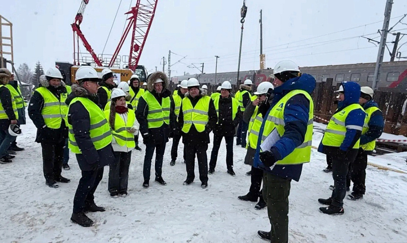 Специалисты из десятков регионов России ознакомились с ходом строительства тоннеля под Транссибом