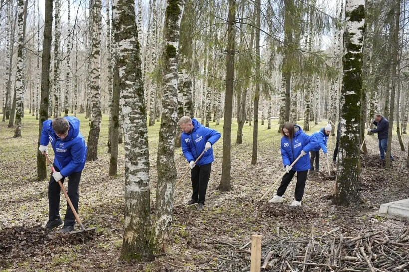 Александр Соколов вместе с депутатами и волонтерами прибрался в Парке Победы