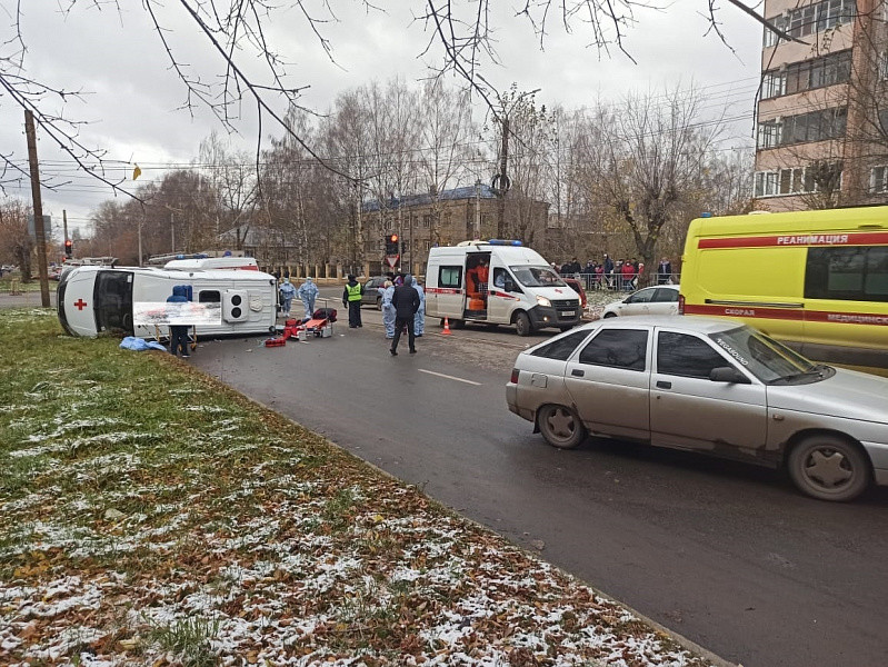 В Кирове перевернулась машина «скорой»: травмированы пациенты и медики