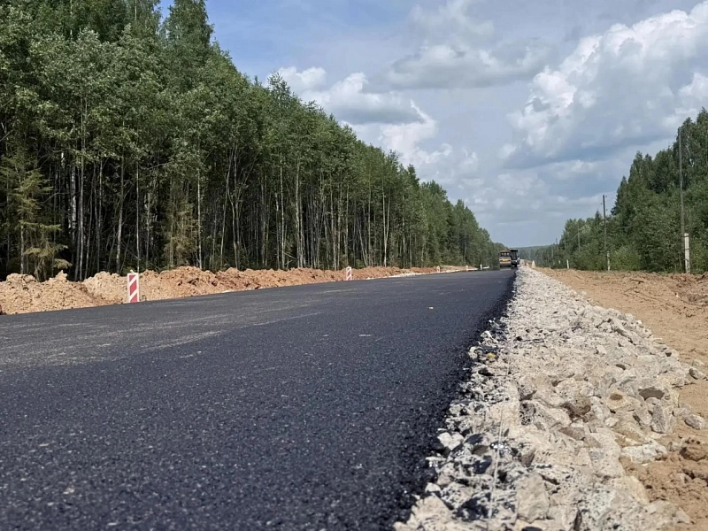 В Подосиновском районе на участке Пинюг - Скрябино впервые укладывают асфальт