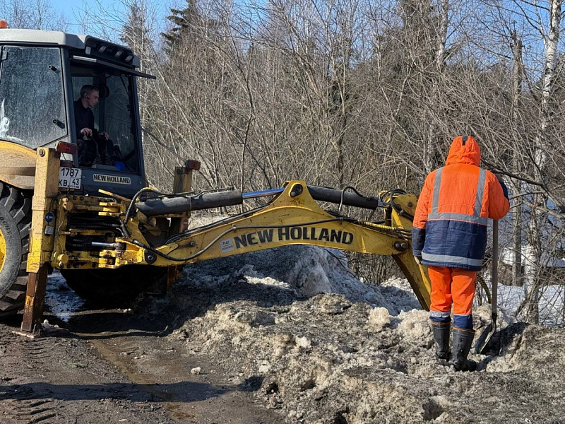 На дорогах Кировской области открывают водопропускные трубы