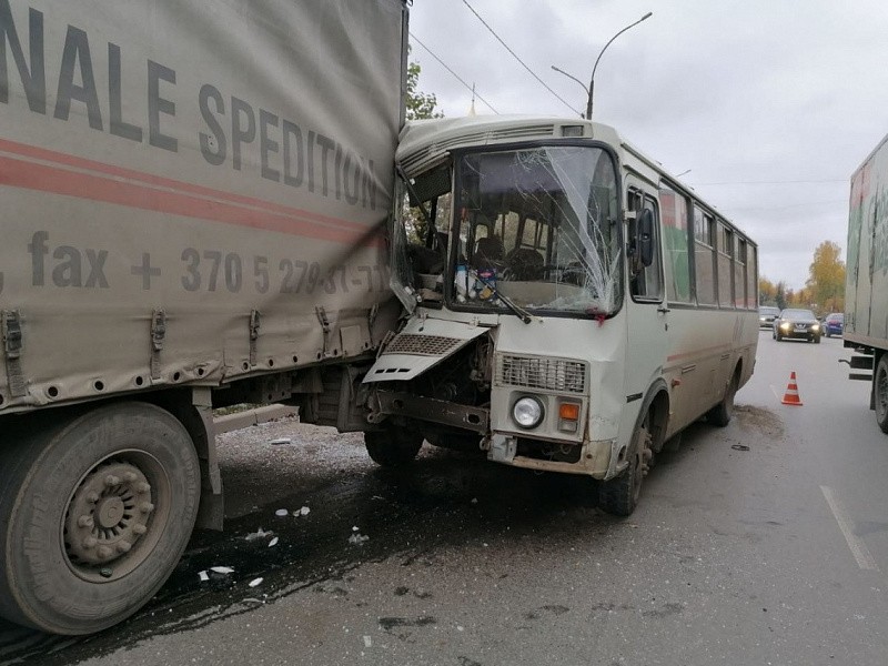 В ДТП с автобусом и грузовиком в Кирове травмированы пассажиры