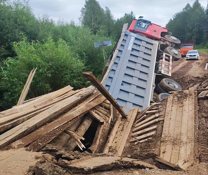 Мост через реку рухнул под тяжестью большегруза в Афанасьевском районе