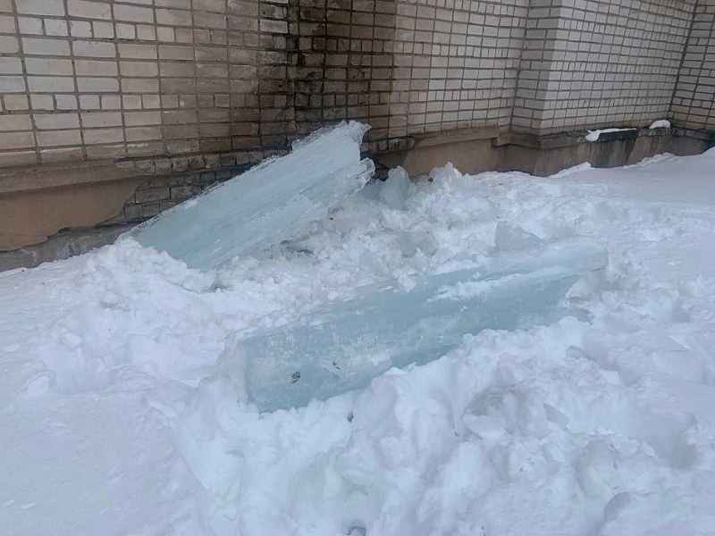 На 14-летнего мальчика в Кирове упала глыба льда