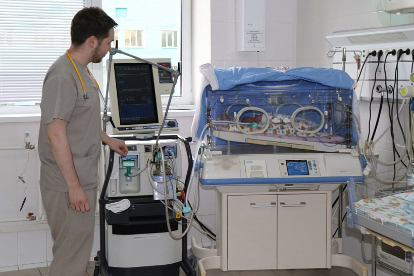 Мальчика весом 490 граммов выходили кировские врачи