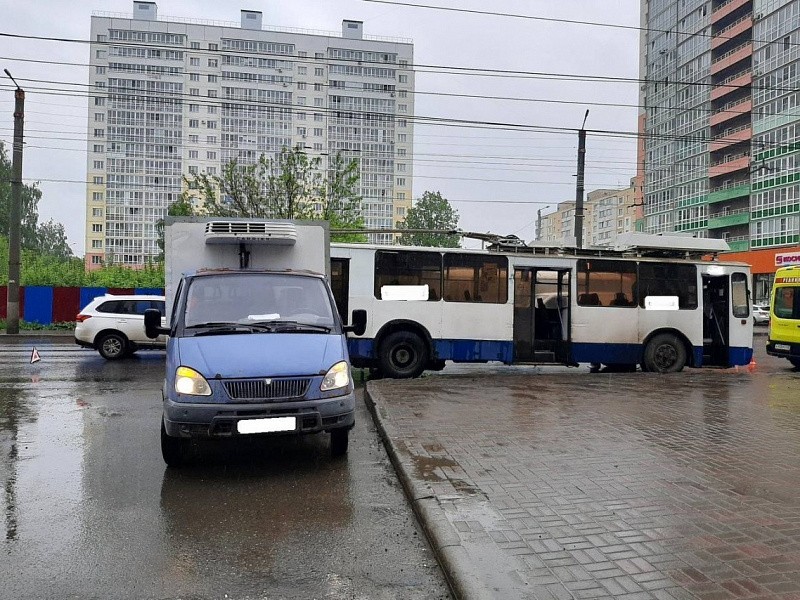 В Кирове грузовая «Газель» протаранила троллейбус